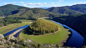 Vista panorámica del Meandro del Melero rodeado de montañas y bosques en Las Hurdes, Extremadura