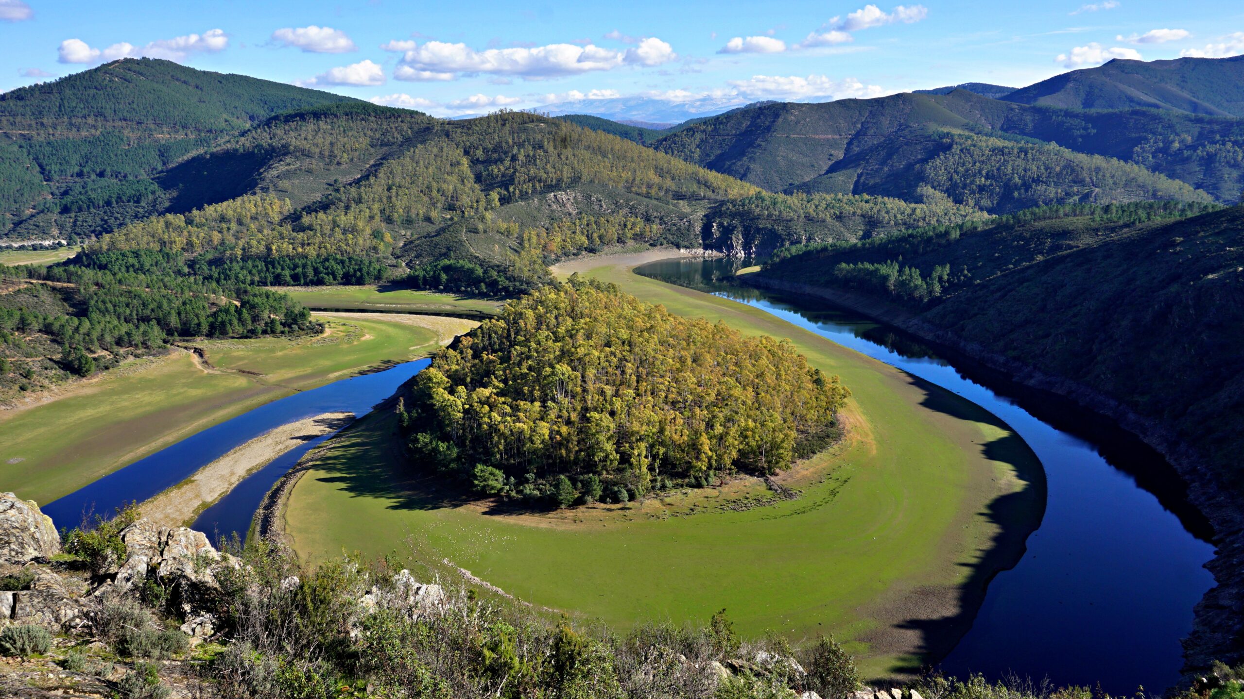 Vista panorámica del Meandro del Melero rodeado de montañas y bosques en Las Hurdes, Extremadura