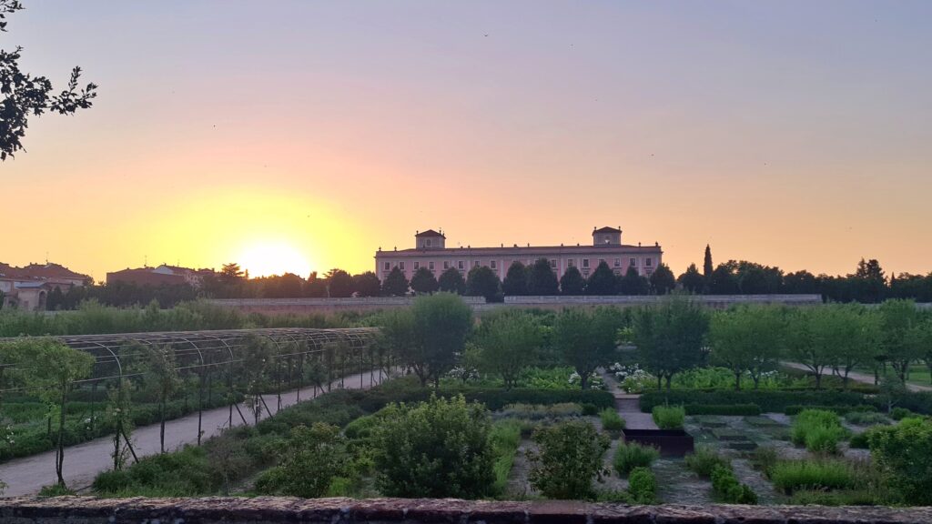 Atardecer sobre el Palacio del Infante Don Luis en Boadilla del Monte durante la actividad "Bajo las estrellas" de Tembo Tour